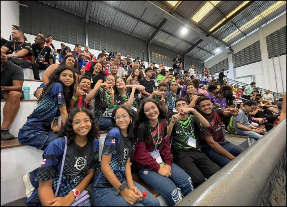 Estudantes em evento de robótica educacional